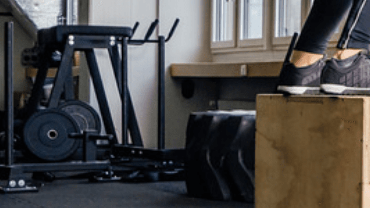Fötter på plyobox i gym
