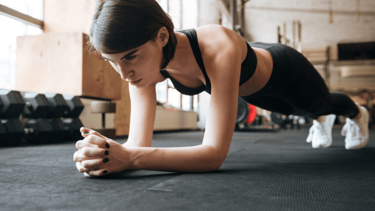 Närbild på underarmsplanka – armbågar under axlarna