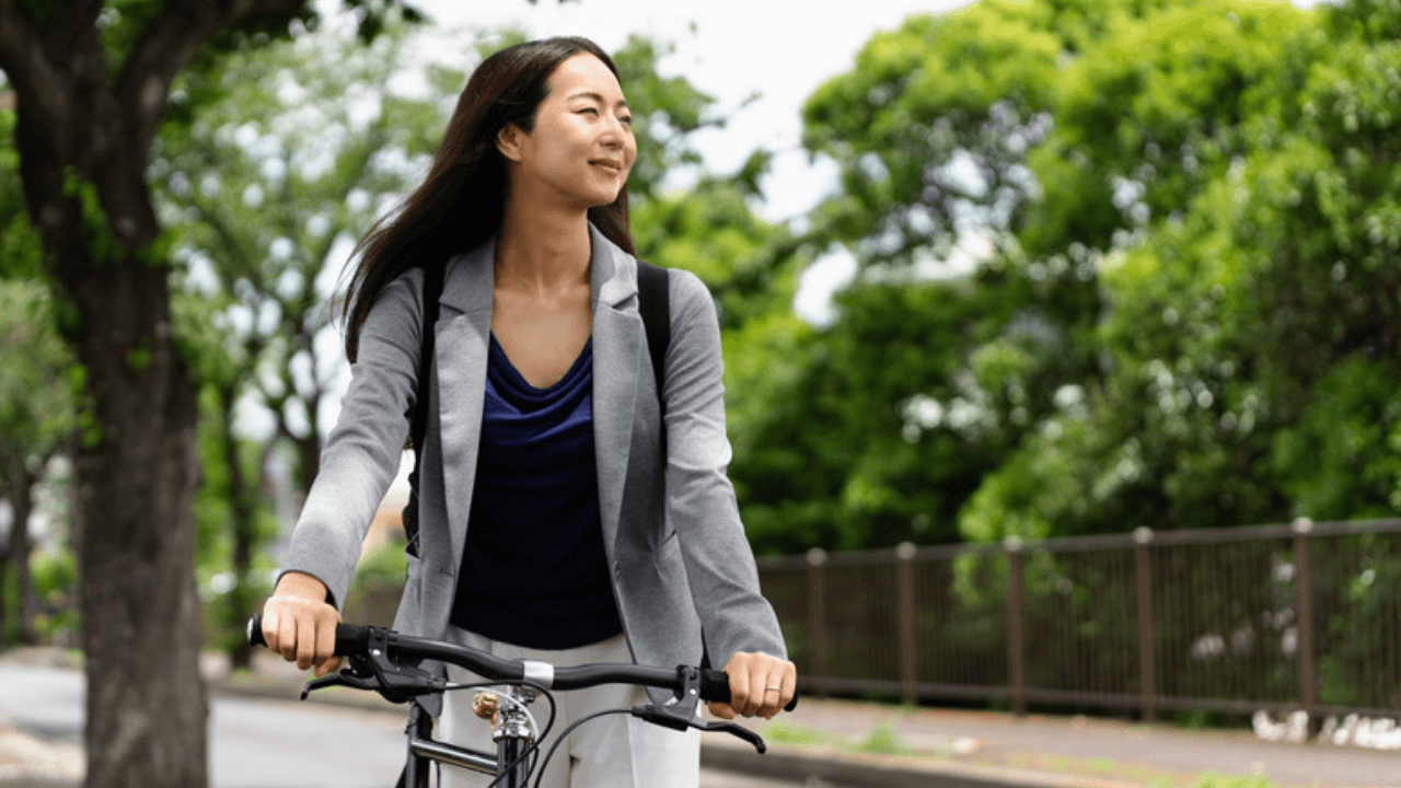 Kvinna cyklar på stadsgata