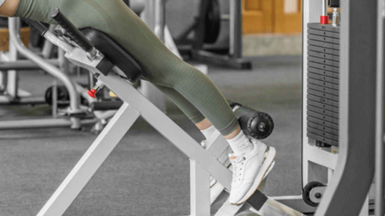 Romersk stol med dynor och fotstöd på gym