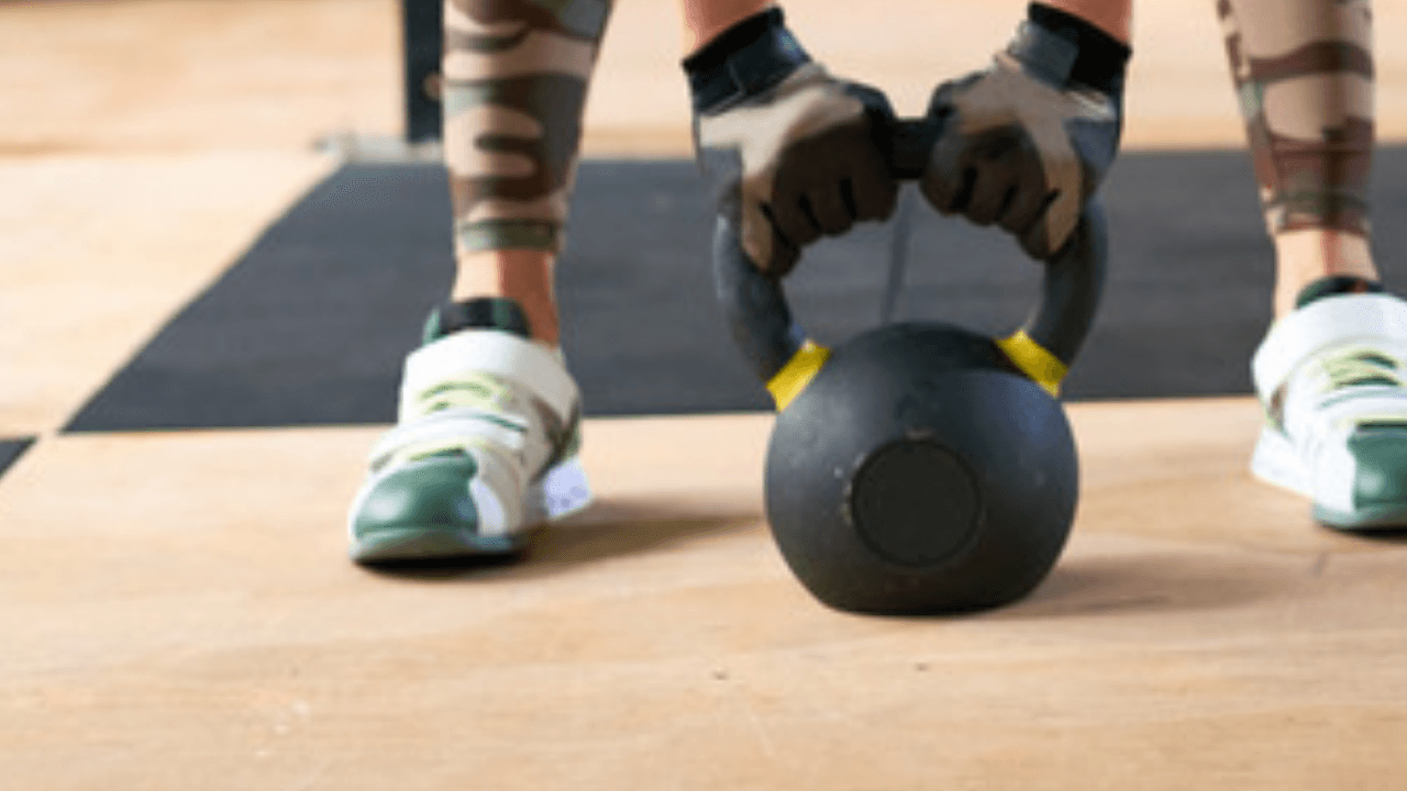 Närbild på händer som greppar kettlebell