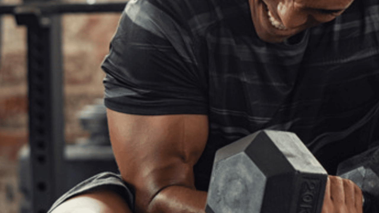 Person gör hantelcurl i gym – biceps och underarm i arbete